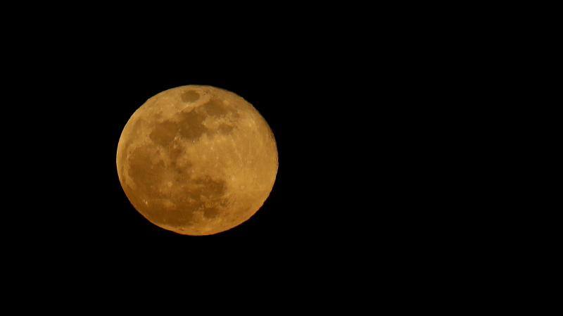 Este jueves, alrededor de las 12:45 del mediodía, la Tierra y la Luna se acercaron todo lo que han podido. El fenómeno, conocido como 'superluna', se pudo ver en todo su esplendor cuando la noche ya era cerrada ofreciendo estas imágenes evocadoras. Conocida como 'superluna de las flores' por la época del año en la que se ha producido, buena parte de los ciudadanos del planeta la han contemplado desde el confinamiento. Para que obtenga esta consideración de superluna, debe encontrarse en su fase llena y situarse en el punto más cercano de su órbita a la Tierra. El astro ha cumplido con ambos requisitos y dicen los expertos que será la última que se pueda ver este año. Habrá que esperar hasta el 27 de abril de 2021 para ver la siguiente, según la NASA. 