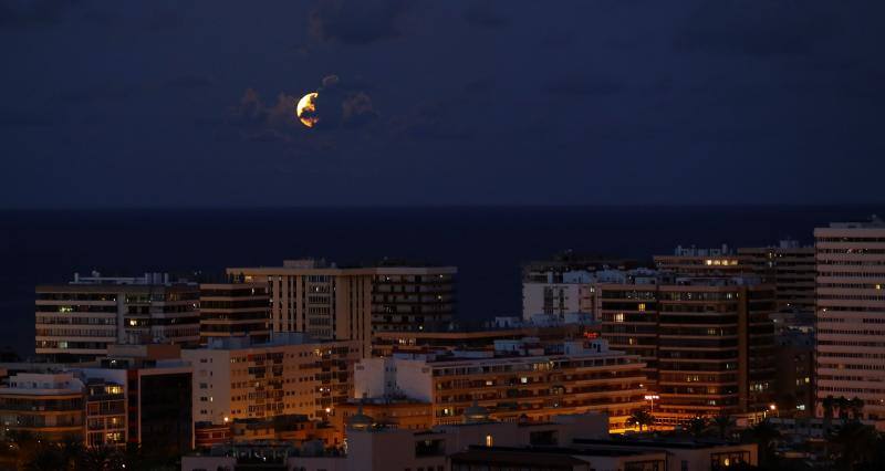 Este jueves, alrededor de las 12:45 del mediodía, la Tierra y la Luna se acercaron todo lo que han podido. El fenómeno, conocido como 'superluna', se pudo ver en todo su esplendor cuando la noche ya era cerrada ofreciendo estas imágenes evocadoras. Conocida como 'superluna de las flores' por la época del año en la que se ha producido, buena parte de los ciudadanos del planeta la han contemplado desde el confinamiento. Para que obtenga esta consideración de superluna, debe encontrarse en su fase llena y situarse en el punto más cercano de su órbita a la Tierra. El astro ha cumplido con ambos requisitos y dicen los expertos que será la última que se pueda ver este año. Habrá que esperar hasta el 27 de abril de 2021 para ver la siguiente, según la NASA. 