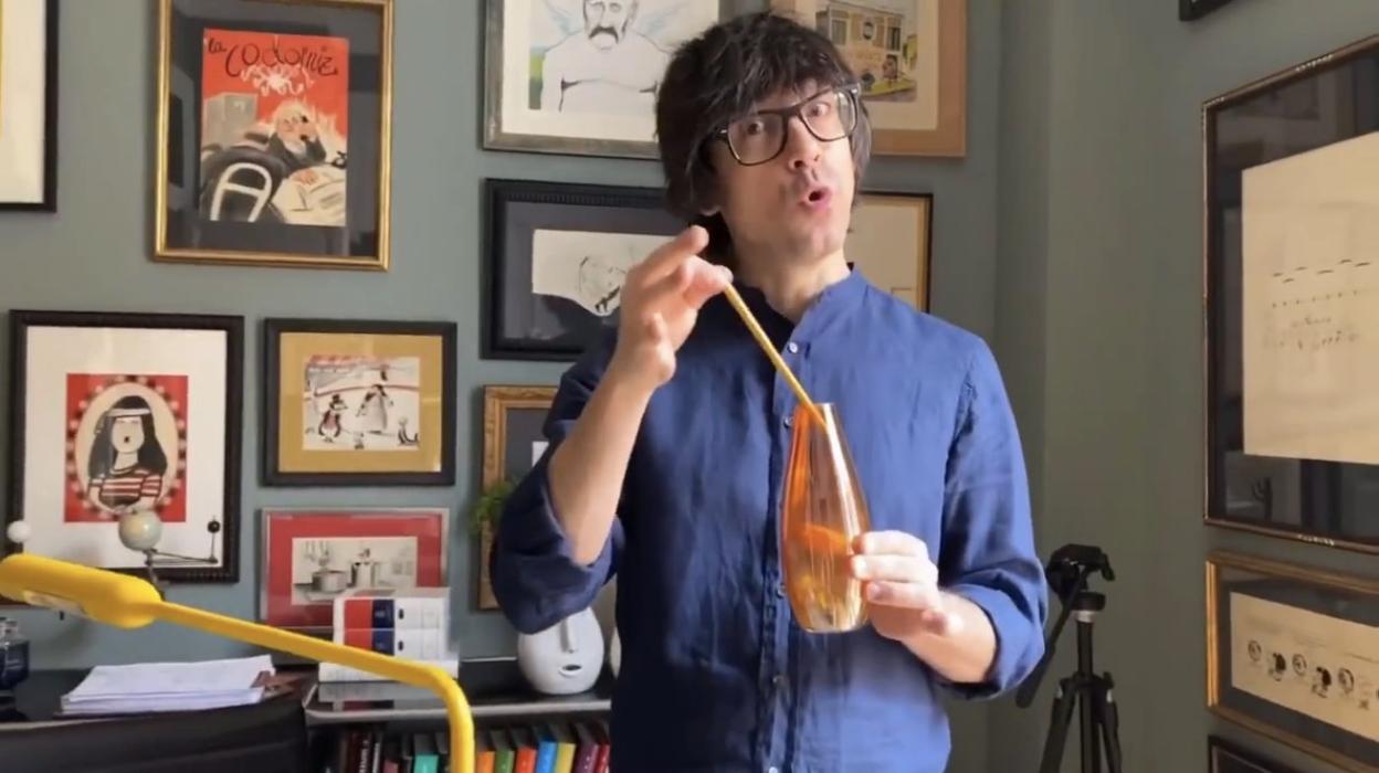 El mago Luis Piedrahíta enseña algunos de sus trucos. 