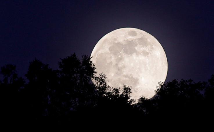 La 'superluna de las flores' ilumina una noche desierta