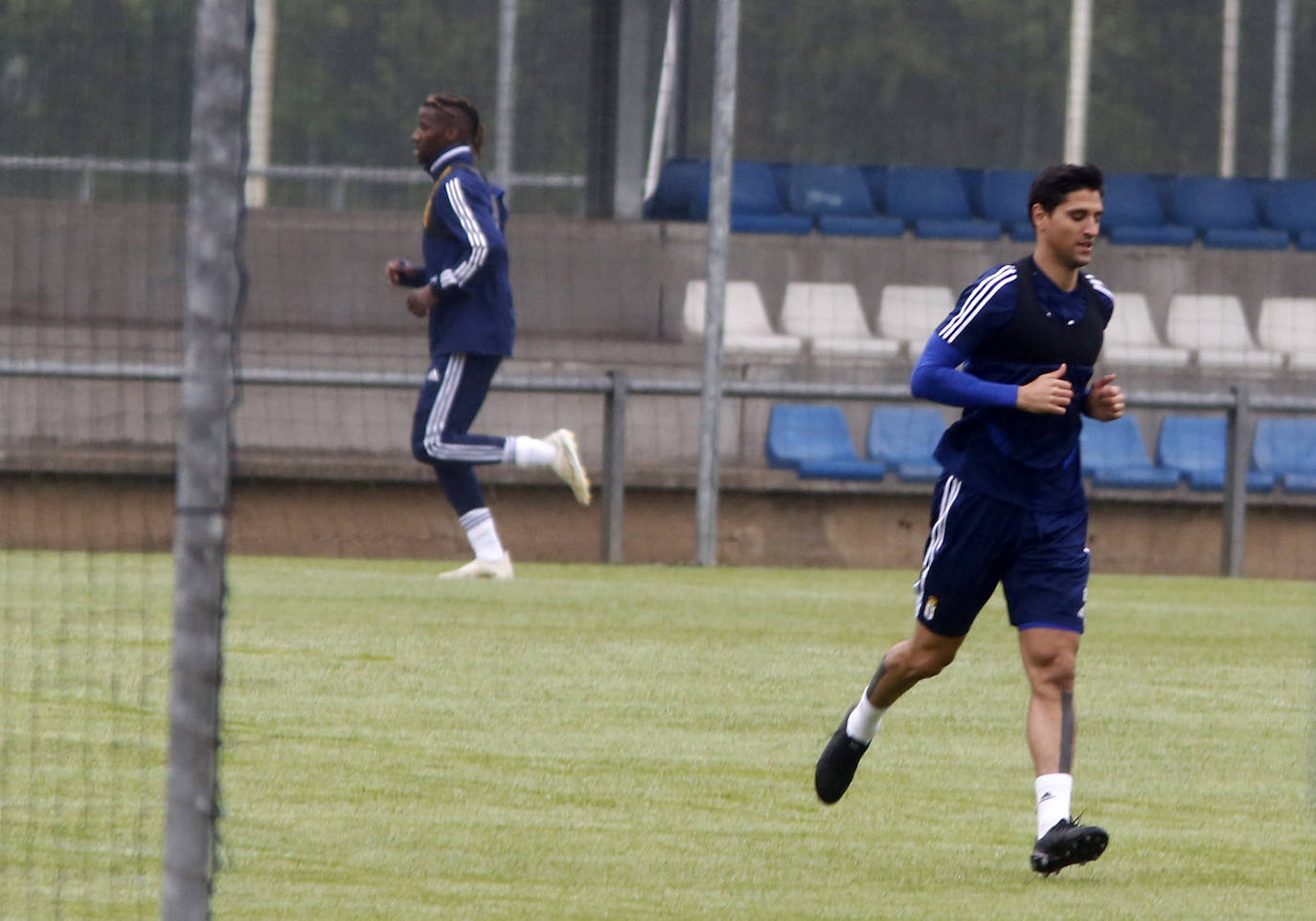Los jugadores azules vuelven a los entrenamientos en tandas de dos grupos de seis futbolistas, y en dos campos diferentes de la instalación ovetense.