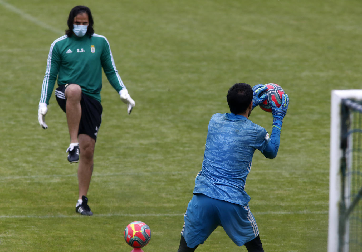Los jugadores azules vuelven a los entrenamientos en tandas de dos grupos de seis futbolistas, y en dos campos diferentes de la instalación ovetense.