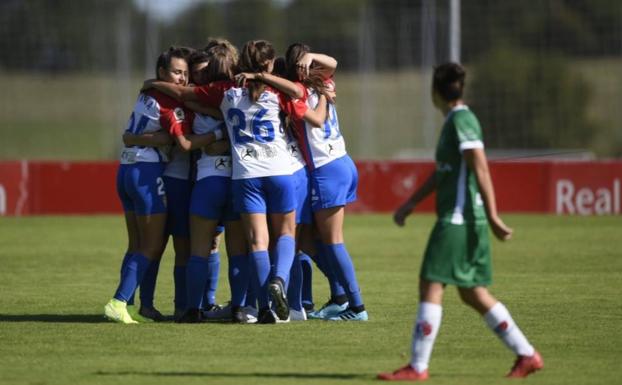 Las jugadoras del Sporting, en una celebración durante el encuentro ante el Pozuelo de Alarcón. 