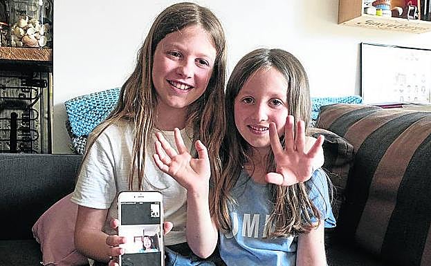 Xicu y Lluvia están deseando ver a su abuela en Castrillón