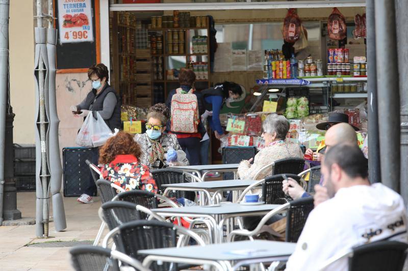 Los avilesinos han disfrutado este lunes de las terrazas y del tiempo apacible. Después de ocho semanas con los bares cerrados, los establecimientos hosteleros de la región vuelven a subir la verja el primer día de la fase 1 de la desescalada del confinamiento por el coronavirus. 