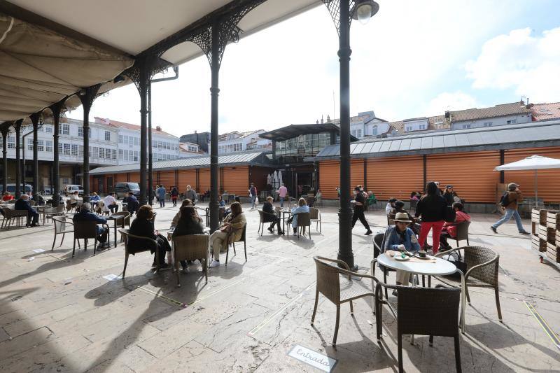 Los avilesinos han disfrutado este lunes de las terrazas y del tiempo apacible. Después de ocho semanas con los bares cerrados, los establecimientos hosteleros de la región vuelven a subir la verja el primer día de la fase 1 de la desescalada del confinamiento por el coronavirus. 