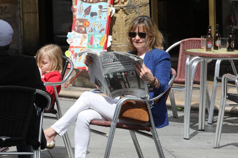 Los avilesinos han disfrutado este lunes de las terrazas y del tiempo apacible. Después de ocho semanas con los bares cerrados, los establecimientos hosteleros de la región vuelven a subir la verja el primer día de la fase 1 de la desescalada del confinamiento por el coronavirus. 