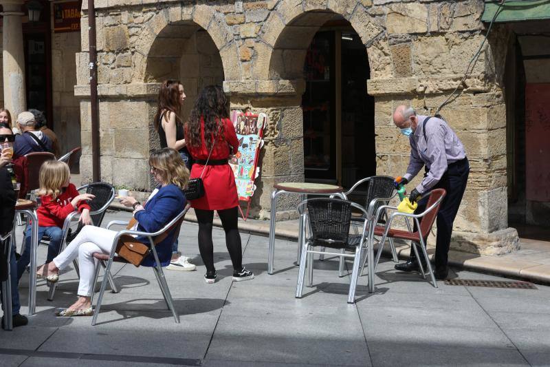 Los avilesinos han disfrutado este lunes de las terrazas y del tiempo apacible. Después de ocho semanas con los bares cerrados, los establecimientos hosteleros de la región vuelven a subir la verja el primer día de la fase 1 de la desescalada del confinamiento por el coronavirus. 