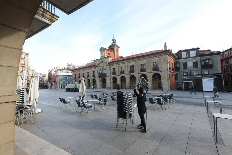 Los avilesinos han disfrutado este lunes de las terrazas y del tiempo apacible. Después de ocho semanas con los bares cerrados, los establecimientos hosteleros de la región vuelven a subir la verja el primer día de la fase 1 de la desescalada del confinamiento por el coronavirus. 