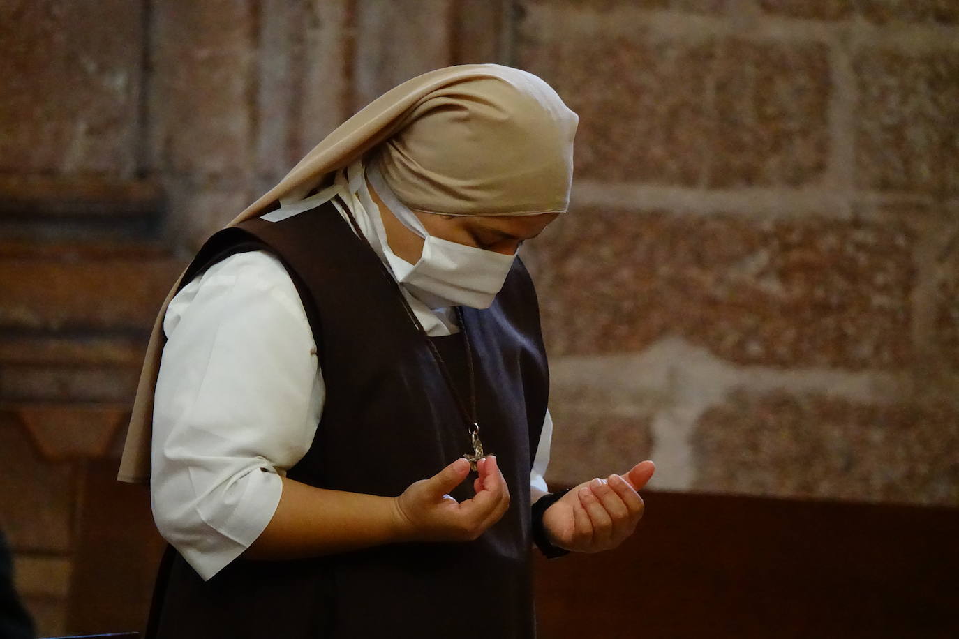 El santuario de Covadonga vuelve a abrir al público desde este lunes. Los devotos podrán visitar a la Santina en la Cueva todos los días accediendo por la Escalera de las promesas y saliendo por el túnel hacia el puesto de velas. También se ha reanudado el culto, con una sola misa diaria en la Basílica, aunque se ha reducido el aforo al 30 por ciento para poder guardar la distancia. 