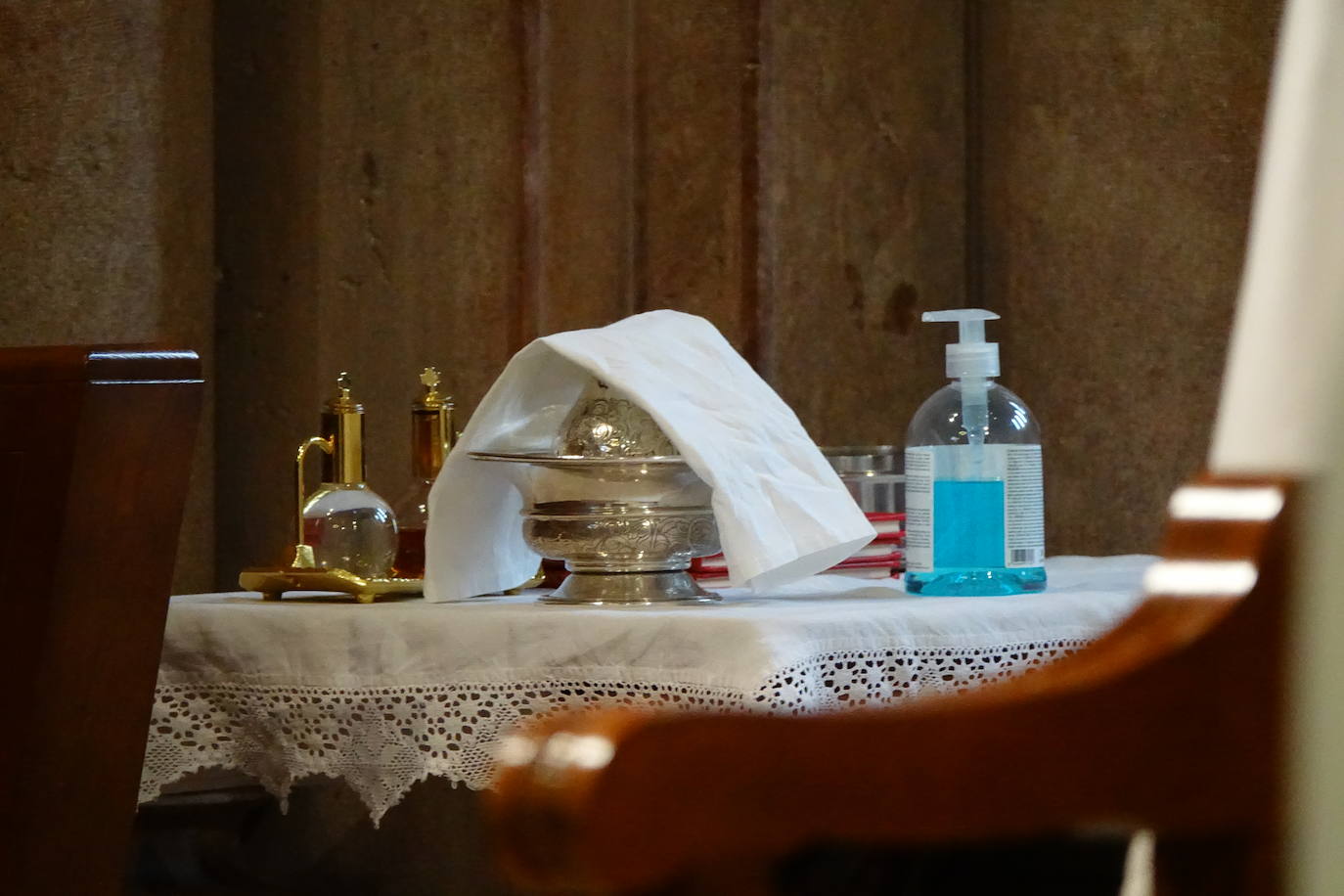 El santuario de Covadonga vuelve a abrir al público desde este lunes. Los devotos podrán visitar a la Santina en la Cueva todos los días accediendo por la Escalera de las promesas y saliendo por el túnel hacia el puesto de velas. También se ha reanudado el culto, con una sola misa diaria en la Basílica, aunque se ha reducido el aforo al 30 por ciento para poder guardar la distancia. 