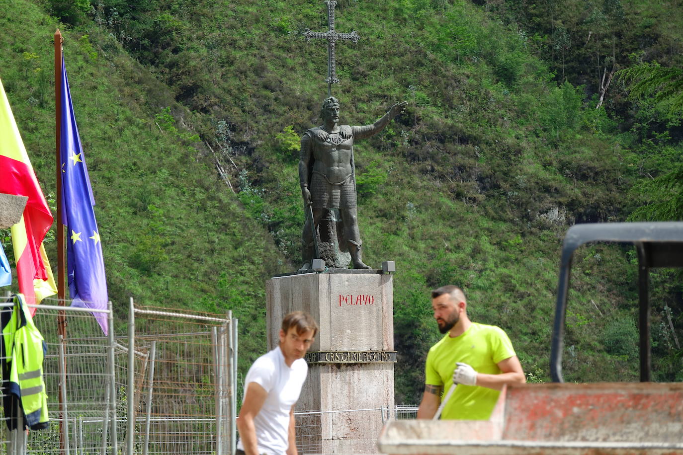 El santuario de Covadonga vuelve a abrir al público desde este lunes. Los devotos podrán visitar a la Santina en la Cueva todos los días accediendo por la Escalera de las promesas y saliendo por el túnel hacia el puesto de velas. También se ha reanudado el culto, con una sola misa diaria en la Basílica, aunque se ha reducido el aforo al 30 por ciento para poder guardar la distancia. 