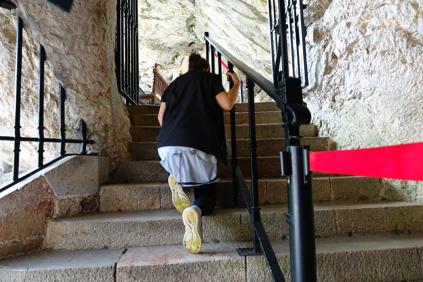 El santuario de Covadonga vuelve a abrir al público desde este lunes. Los devotos podrán visitar a la Santina en la Cueva todos los días accediendo por la Escalera de las promesas y saliendo por el túnel hacia el puesto de velas. También se ha reanudado el culto, con una sola misa diaria en la Basílica, aunque se ha reducido el aforo al 30 por ciento para poder guardar la distancia. 