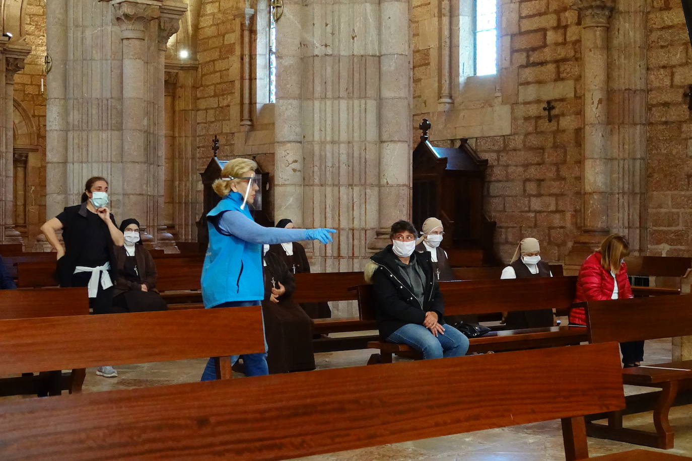 El santuario de Covadonga vuelve a abrir al público desde este lunes. Los devotos podrán visitar a la Santina en la Cueva todos los días accediendo por la Escalera de las promesas y saliendo por el túnel hacia el puesto de velas. También se ha reanudado el culto, con una sola misa diaria en la Basílica, aunque se ha reducido el aforo al 30 por ciento para poder guardar la distancia. 