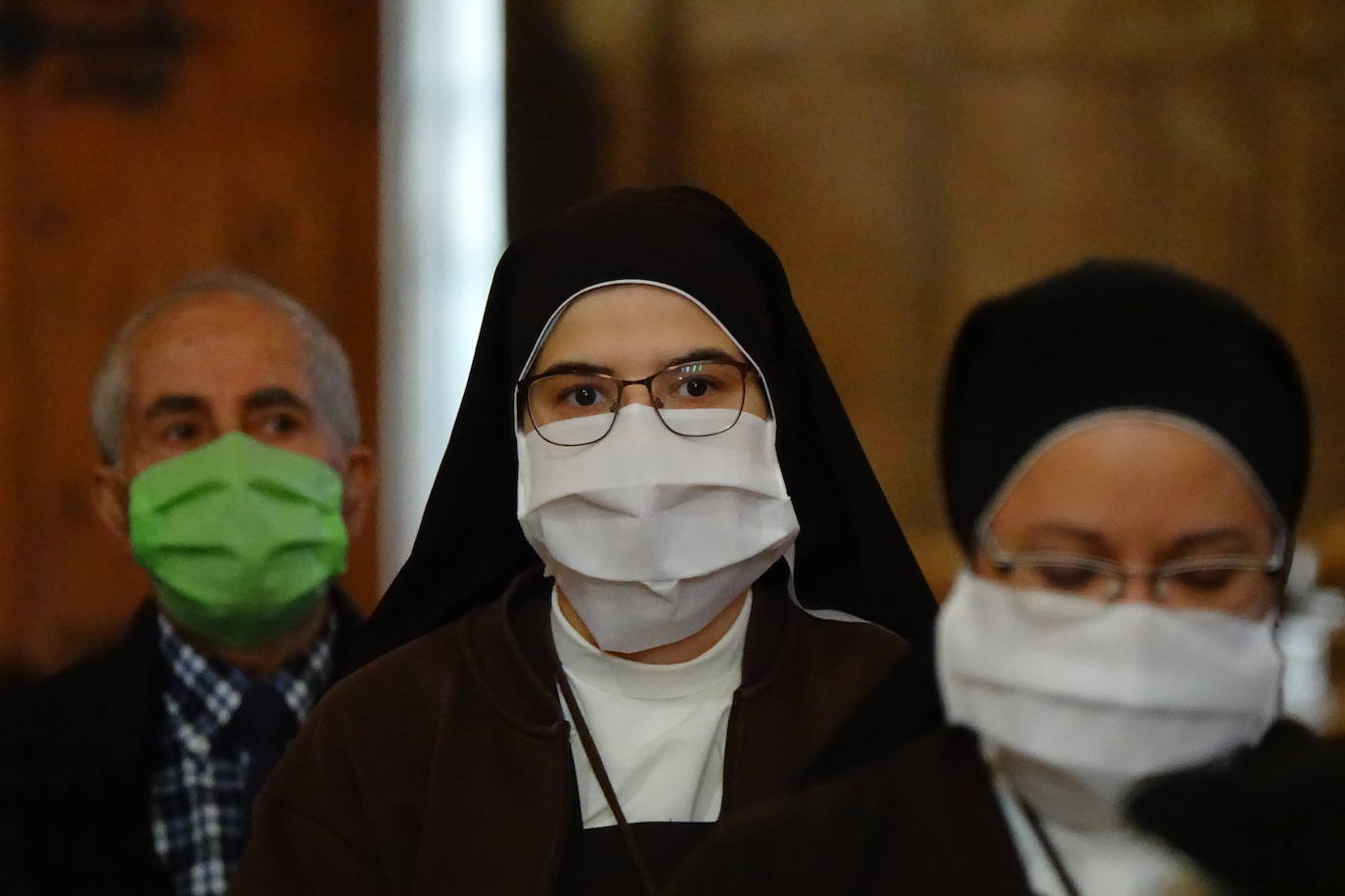 El santuario de Covadonga vuelve a abrir al público desde este lunes. Los devotos podrán visitar a la Santina en la Cueva todos los días accediendo por la Escalera de las promesas y saliendo por el túnel hacia el puesto de velas. También se ha reanudado el culto, con una sola misa diaria en la Basílica, aunque se ha reducido el aforo al 30 por ciento para poder guardar la distancia. 