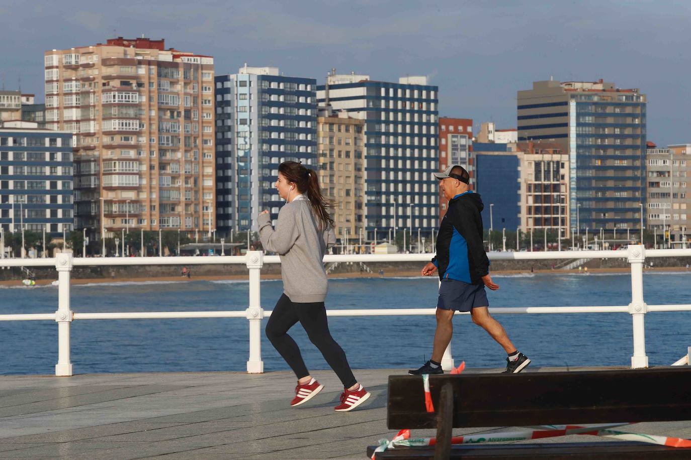 Después de casi dos meses de confinamiento por el coronavirus, las medidas de aislamiento se están relajando en Asturias. El Principado entra este lunes en la fase 1 de la desescalada, aunque continúan vigentes las franjas horarias para pasear y para hacer deporte en la calle. 