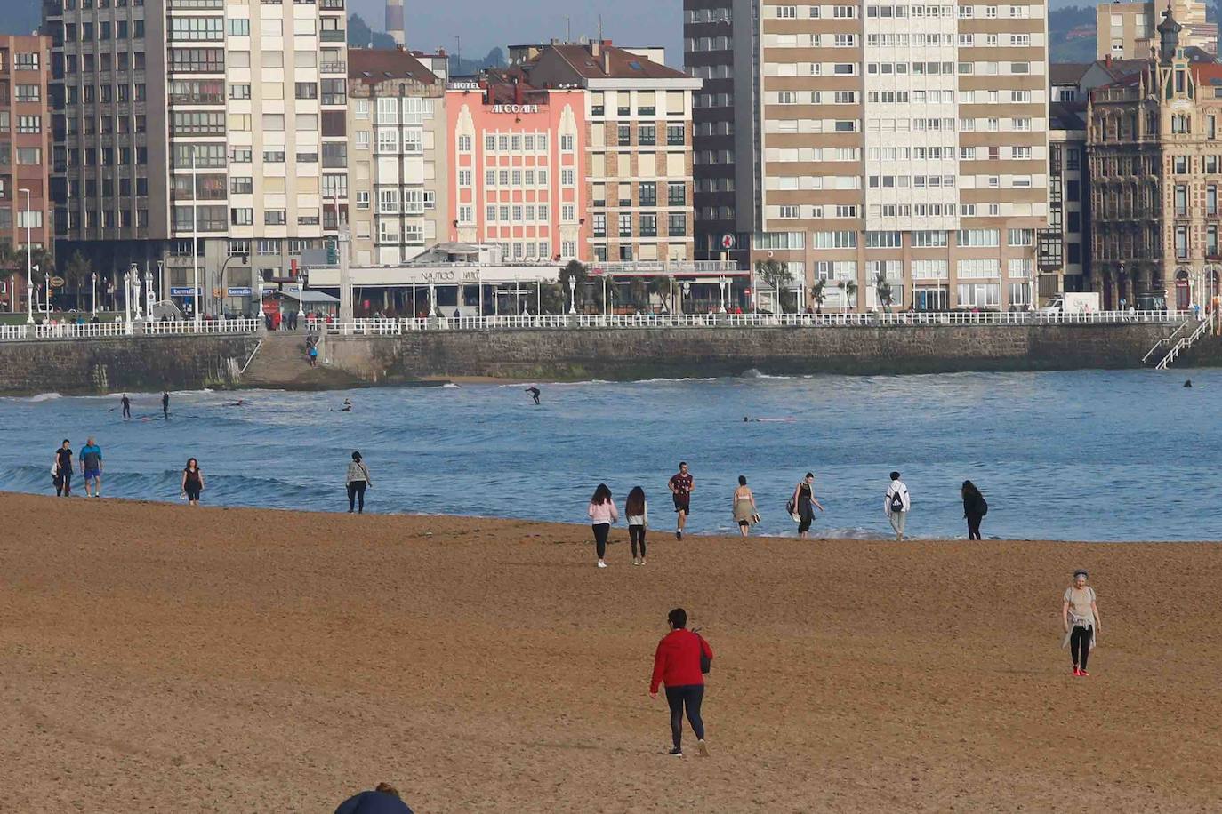 Después de casi dos meses de confinamiento por el coronavirus, las medidas de aislamiento se están relajando en Asturias. El Principado entra este lunes en la fase 1 de la desescalada, aunque continúan vigentes las franjas horarias para pasear y para hacer deporte en la calle. 