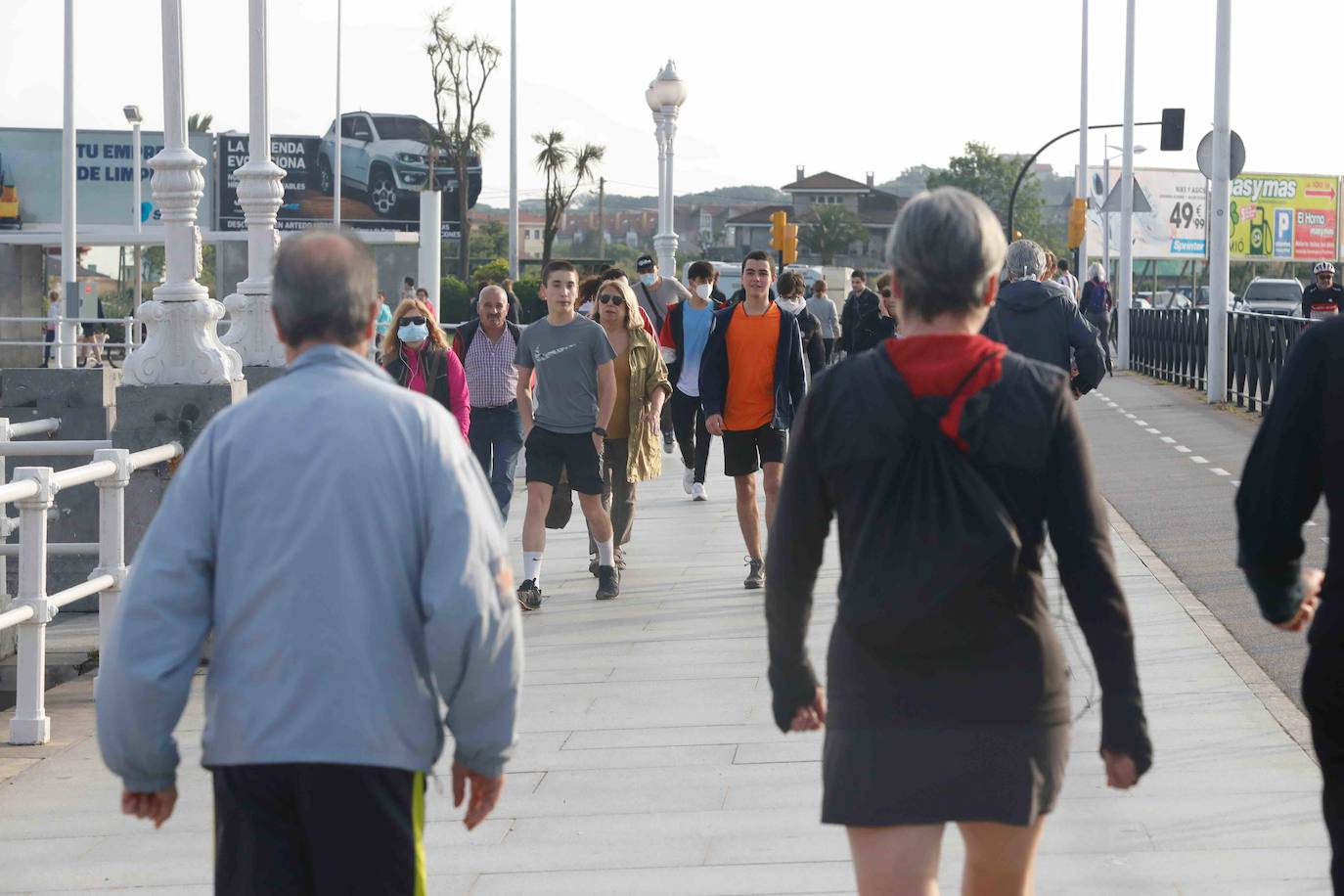 Después de casi dos meses de confinamiento por el coronavirus, las medidas de aislamiento se están relajando en Asturias. El Principado entra este lunes en la fase 1 de la desescalada, aunque continúan vigentes las franjas horarias para pasear y para hacer deporte en la calle. 