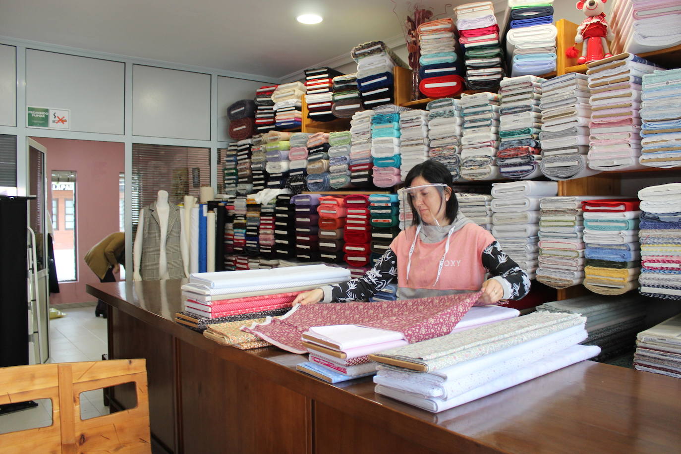 Después de casi dos meses de confinamiento por el coronavirus, las medidas de aislamiento se están relajando en Asturias. El Principado entra este lunes en la fase 1 de la desescalada, aunque continúan vigentes las franjas horarias para pasear y para hacer deporte en la calle. 