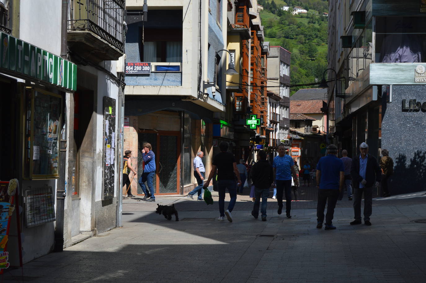 Después de casi dos meses de confinamiento por el coronavirus, las medidas de aislamiento se están relajando en Asturias. El Principado entra este lunes en la fase 1 de la desescalada, aunque continúan vigentes las franjas horarias para pasear y para hacer deporte en la calle. 