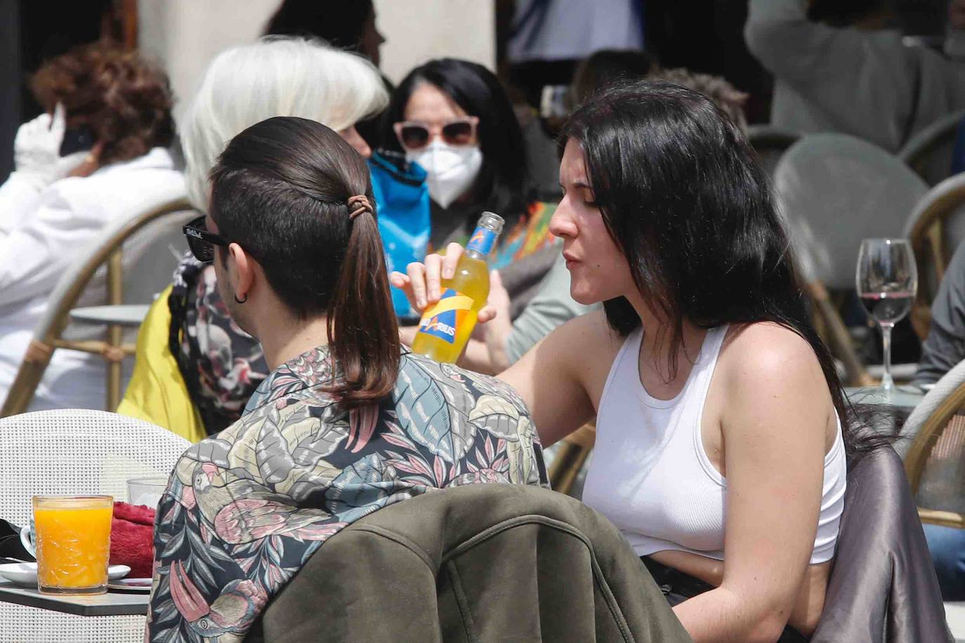 Tras ocho semanas con las verjas bajadas y las sillas y mesas apiladas, los establecimientos hosteleros de Gijón han vuelto a colocar sus terrazas. Eso sí, bajo estrictas medidas de higiene y aforo para prevenir el contagio de coronavirus. 