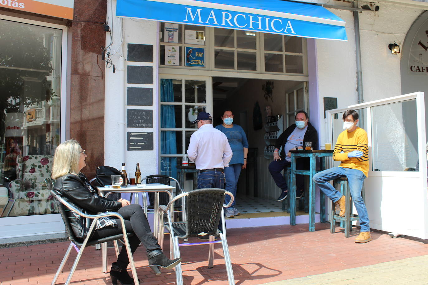 Por primera vez desde que se declaró el estado de alarma por la pandemia de coronavirus los asturianos han podido acudir a las terrazas de bares y cafeterías. Este lunes ha comenzado la fase 1 de la desescalada en el Principado y una de las medidas de alivio del confinamiento es la apertura de terrazas, aunque los establecimientos hosteleros deben acatar estrictas medidas de precaución, como la limpieza exhaustiva de las sillas y mesas o la limitación de aforo. 