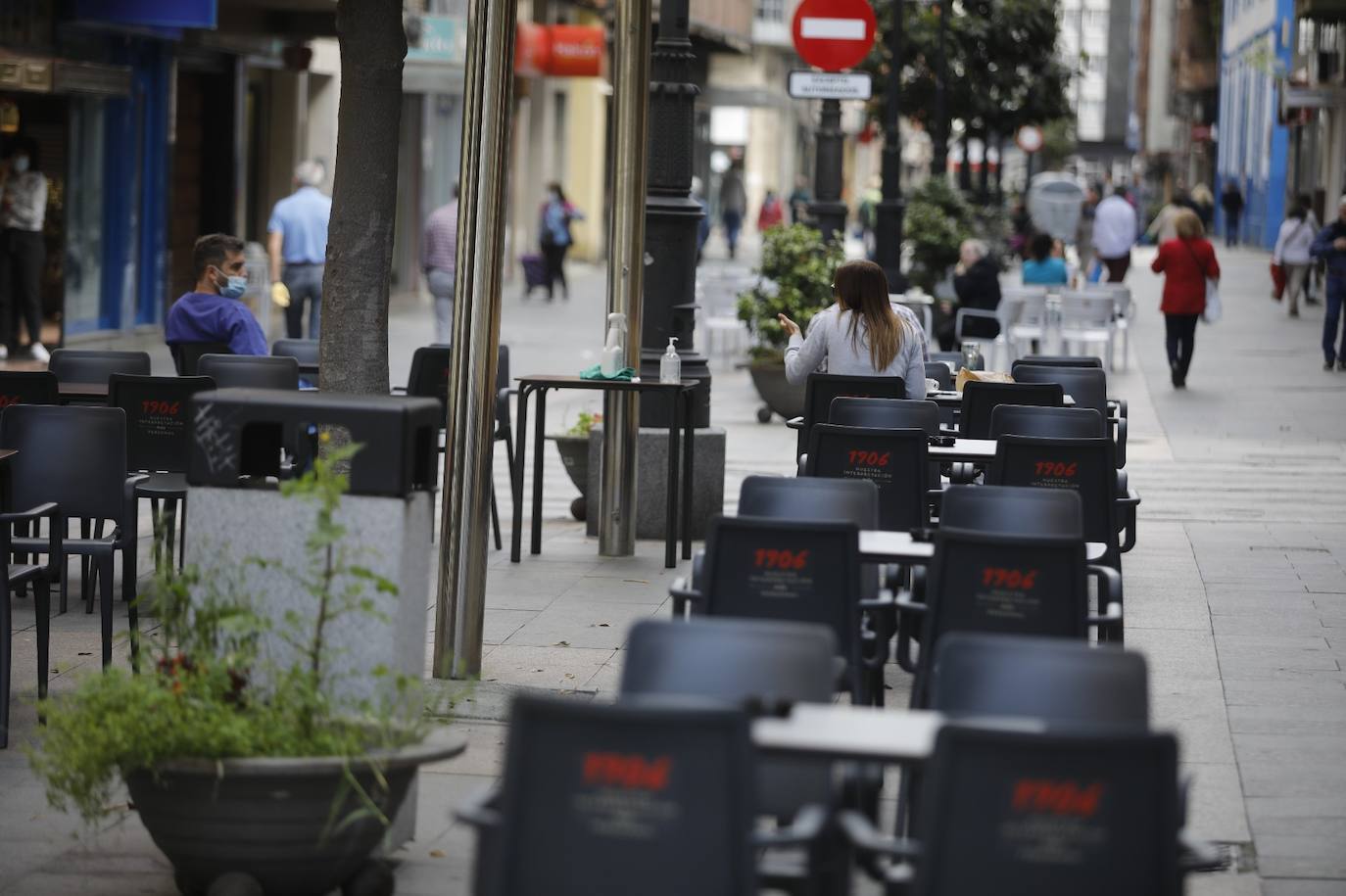 Por primera vez desde que se declaró el estado de alarma por la pandemia de coronavirus los asturianos han podido acudir a las terrazas de bares y cafeterías. Este lunes ha comenzado la fase 1 de la desescalada en el Principado y una de las medidas de alivio del confinamiento es la apertura de terrazas, aunque los establecimientos hosteleros deben acatar estrictas medidas de precaución, como la limpieza exhaustiva de las sillas y mesas o la limitación de aforo. 