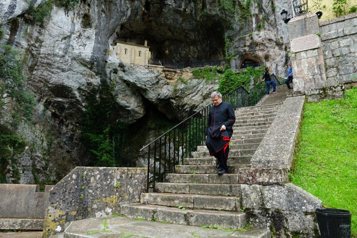 Adolfo Mariño baja por la escalera por la que hoy solo se podrá subir para ver a la Santina. 