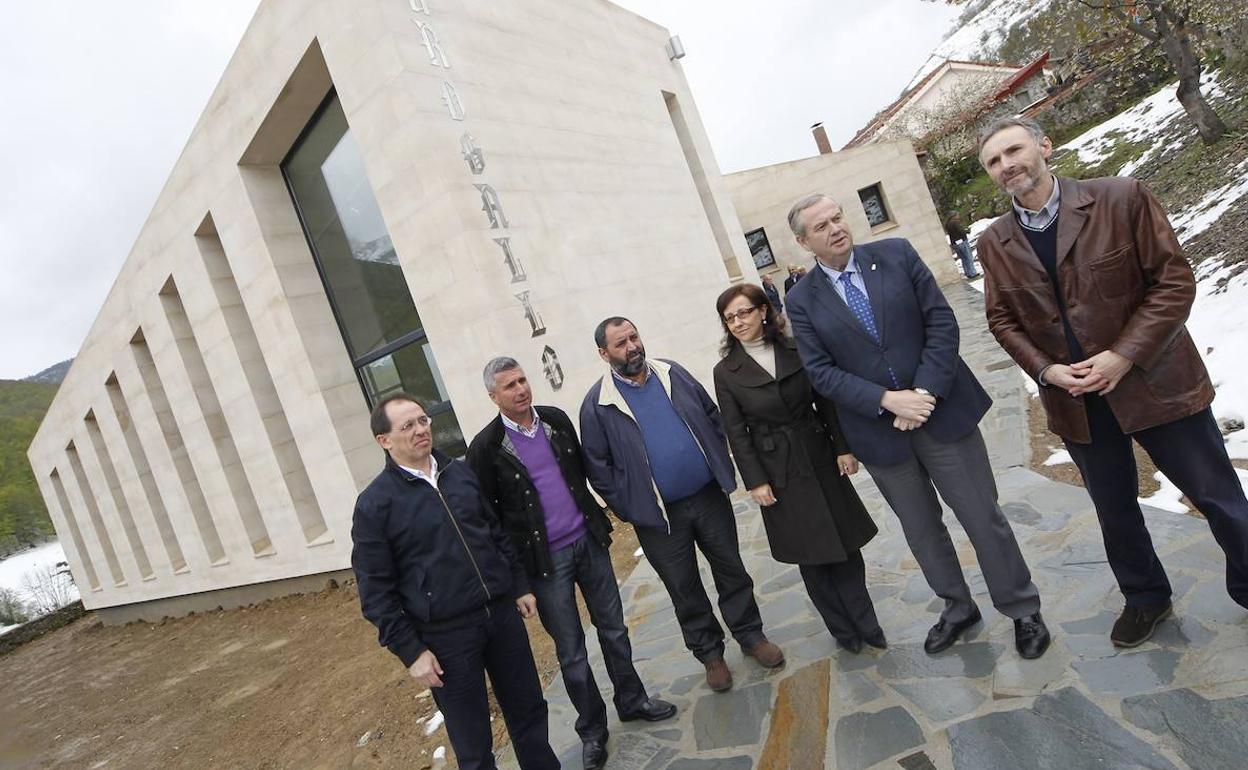 José Félix Gaona, Marcelino Martínez, Elías Rodríguez, Belén Fernández, Francisco González Buendía y Carlos Luis Barquín, hace una década, en la inauguración de la Casa del Urogallo. 