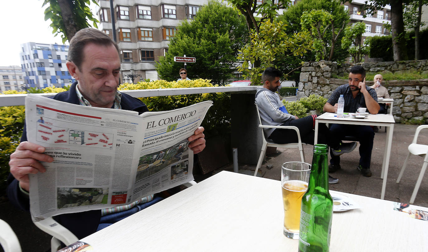 Oviedo disfrutó de la apertura de las terrazas de bares y cafeterías durante el primer día de la región en la Fase 1 de la desescalada.