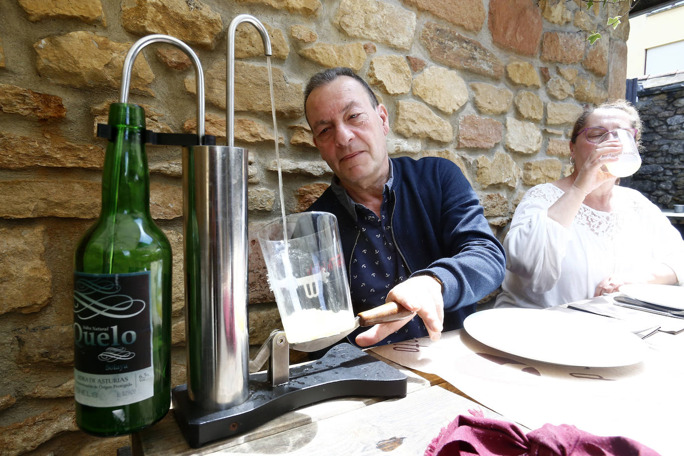 Oviedo disfrutó de la apertura de las terrazas de bares y cafeterías durante el primer día de la región en la Fase 1 de la desescalada.