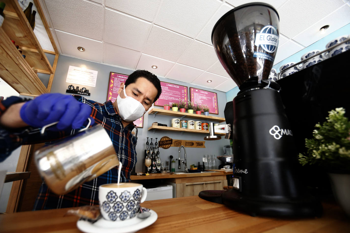 Oviedo disfrutó de la apertura de las terrazas de bares y cafeterías durante el primer día de la región en la Fase 1 de la desescalada.