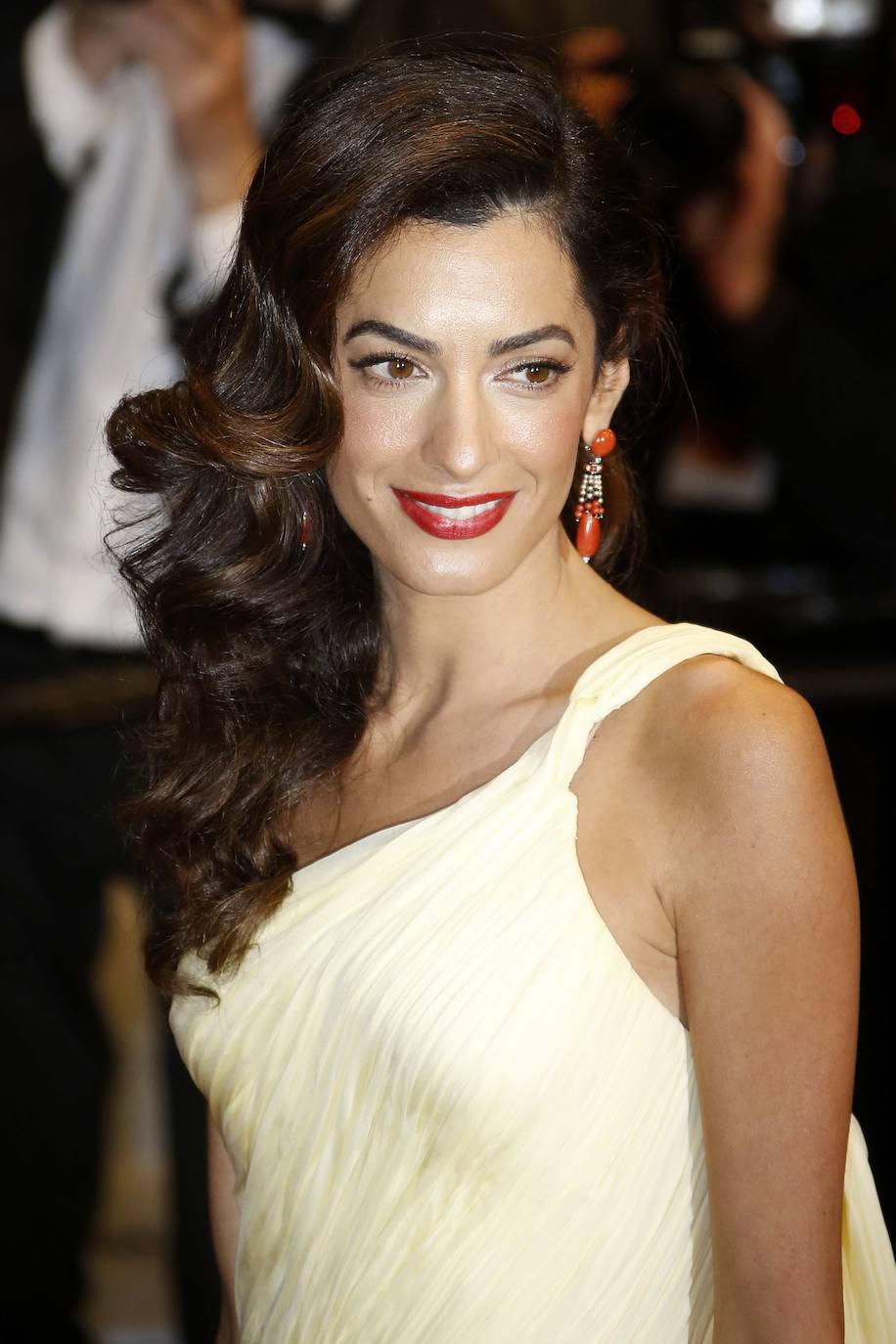 Amal Cloney escogió en 2016 un vestido amarillo de inspiración griega, de gasa firmado por Atelier Versace. 