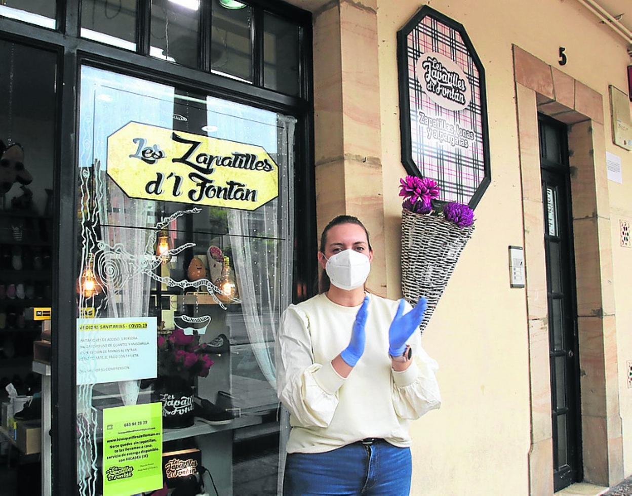 Natalia Izquierdo durante el aplauso organizado ayer por el Área Comercial del Oviedo Antiguo para dar ánimos. 