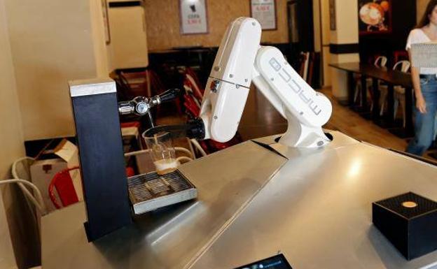 La «nueva normalidad» llega a los bares: servir cañas con un robot para evitar contagios