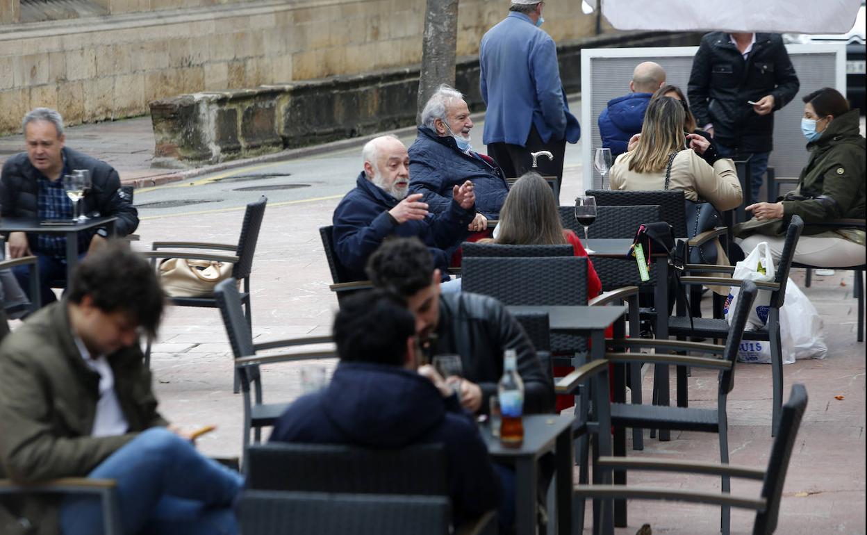 El alcalde de Oviedo aplicará «mano dura» a los hosteleros que incumplan las medidas de seguridad en las terrazas
