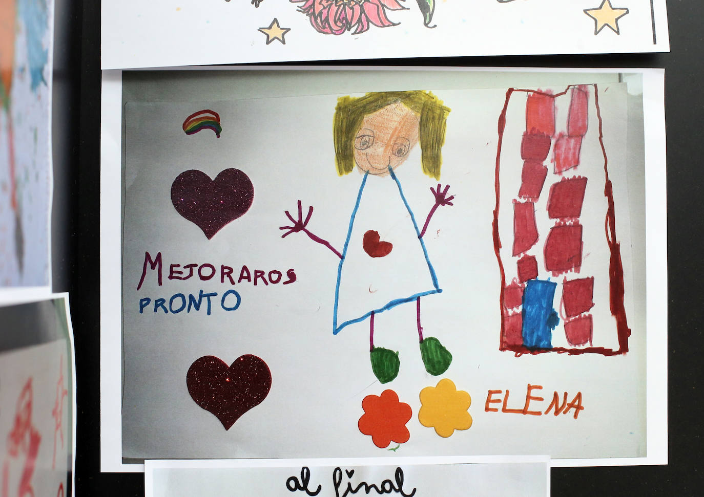 El hall de hospitalización expone una muestra con dibujos, fotos y mensajes cargados de optimismo. 