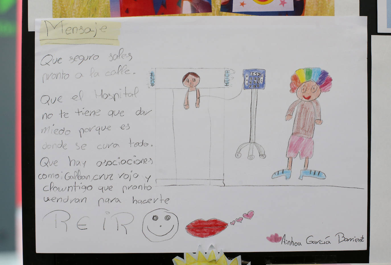 El hall de hospitalización expone una muestra con dibujos, fotos y mensajes cargados de optimismo. 