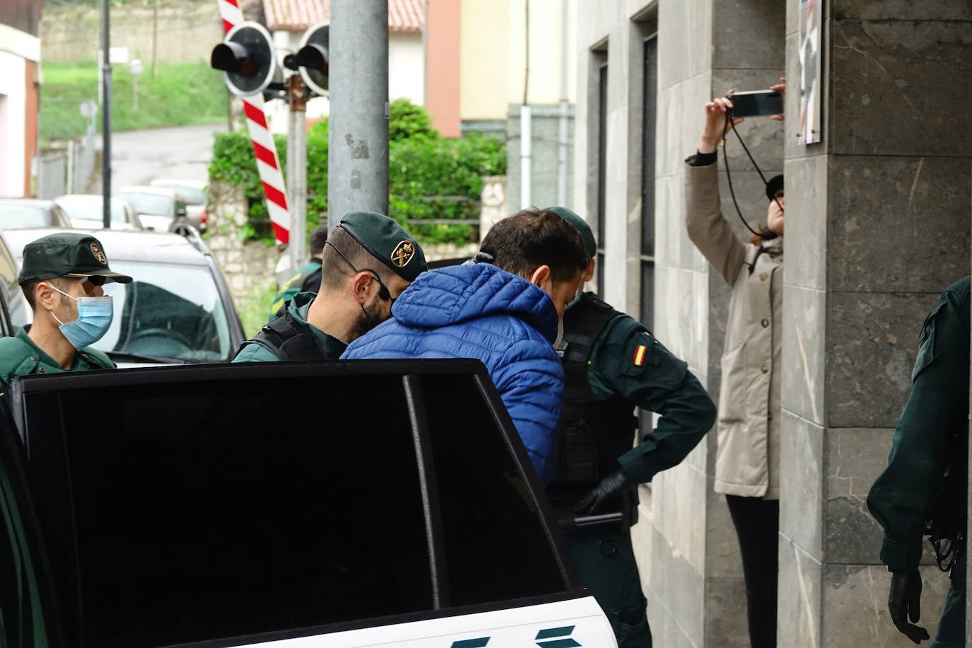 El presunto autor del asesinato del concejal de Llanes, el argelino Maamar Kelii, ha pasado este jueves por los juzgados de Llanes.