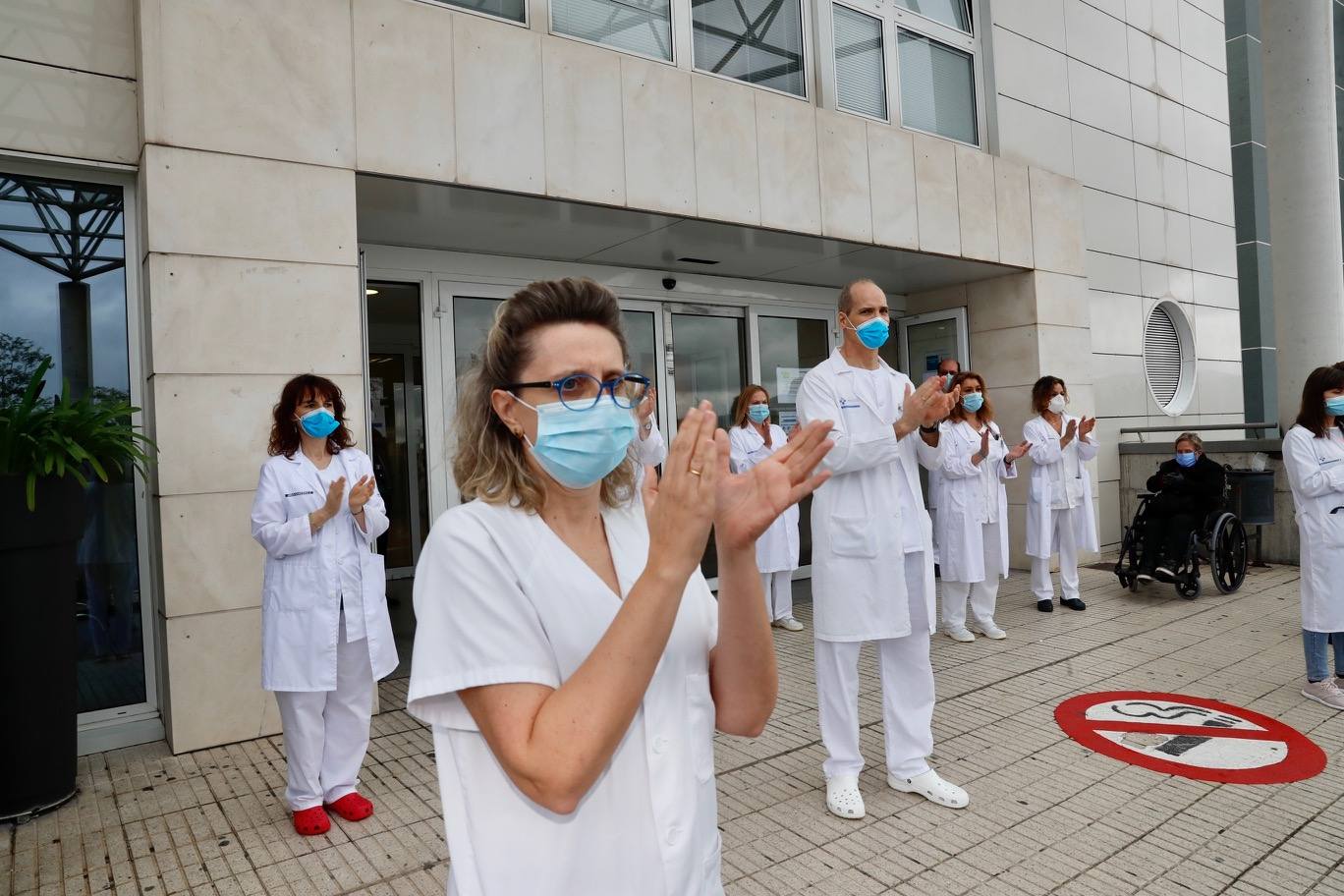 Los profesionales sanitarios del Principado de Asturias han guardado dos minutos de silencio este jueves en memoria de sus compañeros fallecidos a causa de la COVID-19. Ya son más de 49.100 los sanitarios con coronavirus en España y casi cincuenta médicos han muerto a causa de la enfermedad. En la imagen, los sanitarios del hospital de Cabueñes.