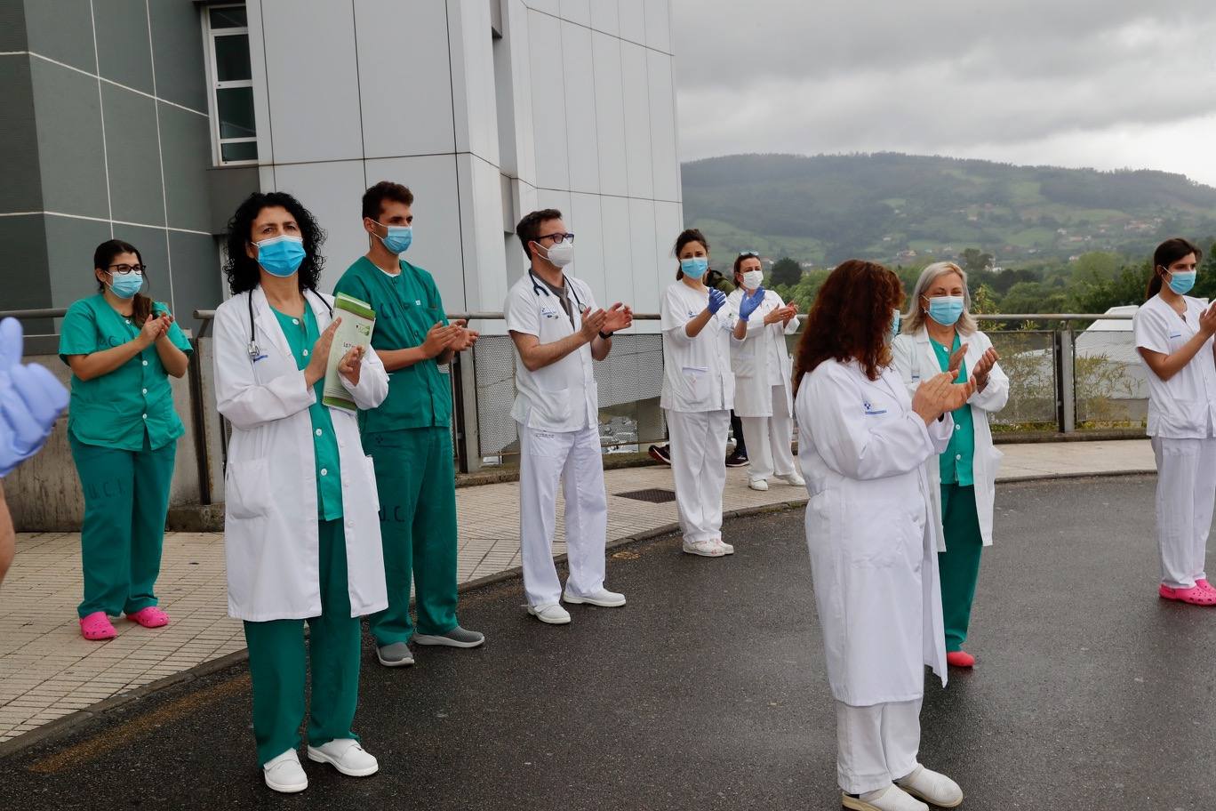 Los profesionales sanitarios del Principado de Asturias han guardado dos minutos de silencio este jueves en memoria de sus compañeros fallecidos a causa de la COVID-19. Ya son más de 49.100 los sanitarios con coronavirus en España y casi cincuenta médicos han muerto a causa de la enfermedad. En la imagen, los sanitarios del hospital de Cabueñes. 