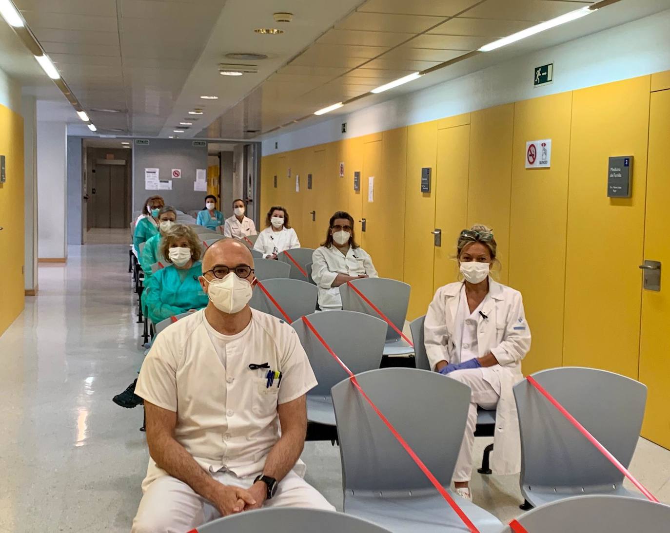 Los profesionales sanitarios del Principado de Asturias han guardado dos minutos de silencio este jueves en memoria de sus compañeros fallecidos a causa de la COVID-19. Ya son más de 49.100 los sanitarios con coronavirus en España y casi cincuenta médicos han muerto a causa de la enfermedad. En la imagen, sanitarios del centro de salud La Lila. 