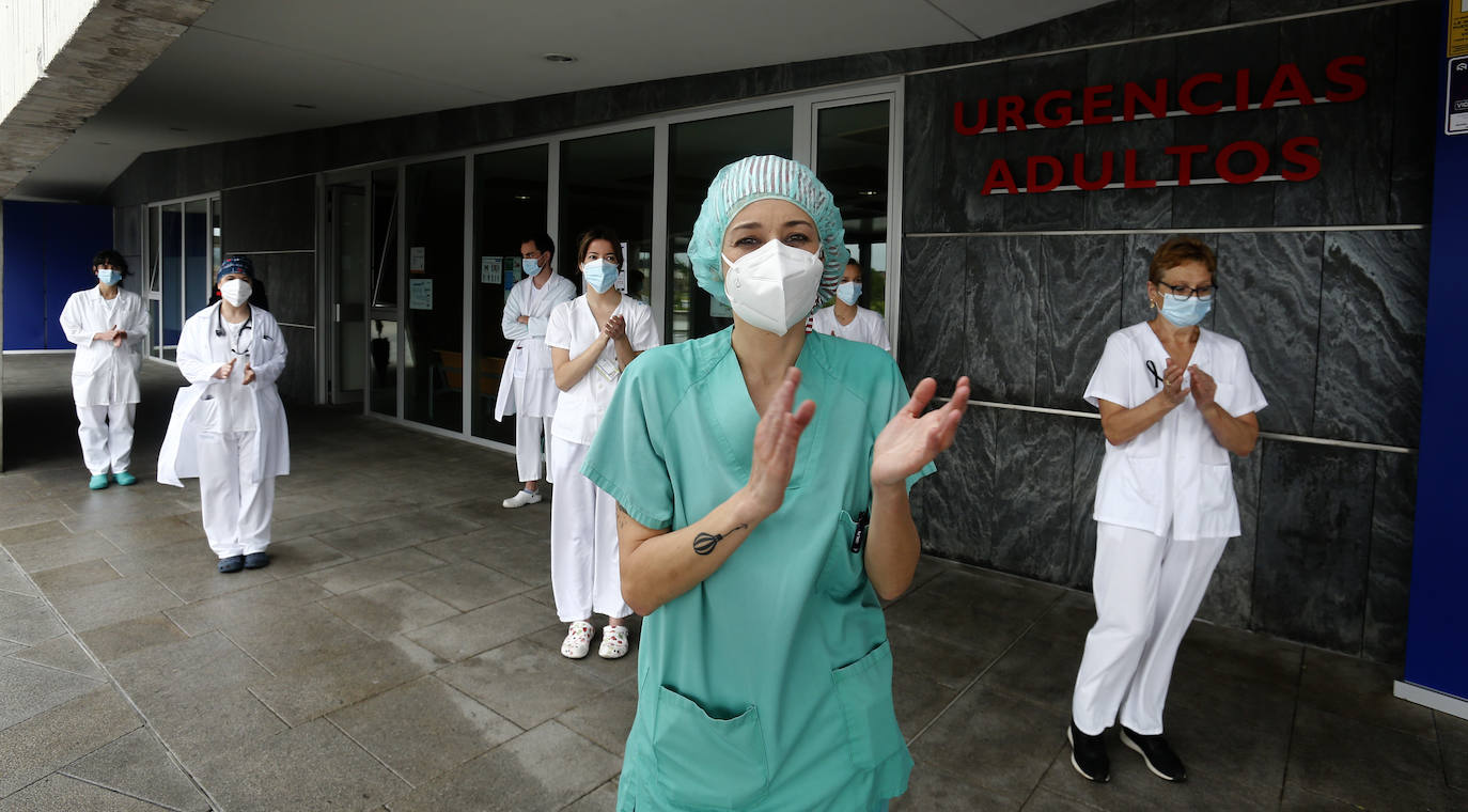 Los profesionales sanitarios del Principado de Asturias han guardado dos minutos de silencio este jueves en memoria de sus compañeros fallecidos a causa de la COVID-19. Ya son más de 49.100 los sanitarios con coronavirus en España y casi cincuenta médicos han muerto a causa de la enfermedad. En la imagen, los trabajadores del HUCA. 