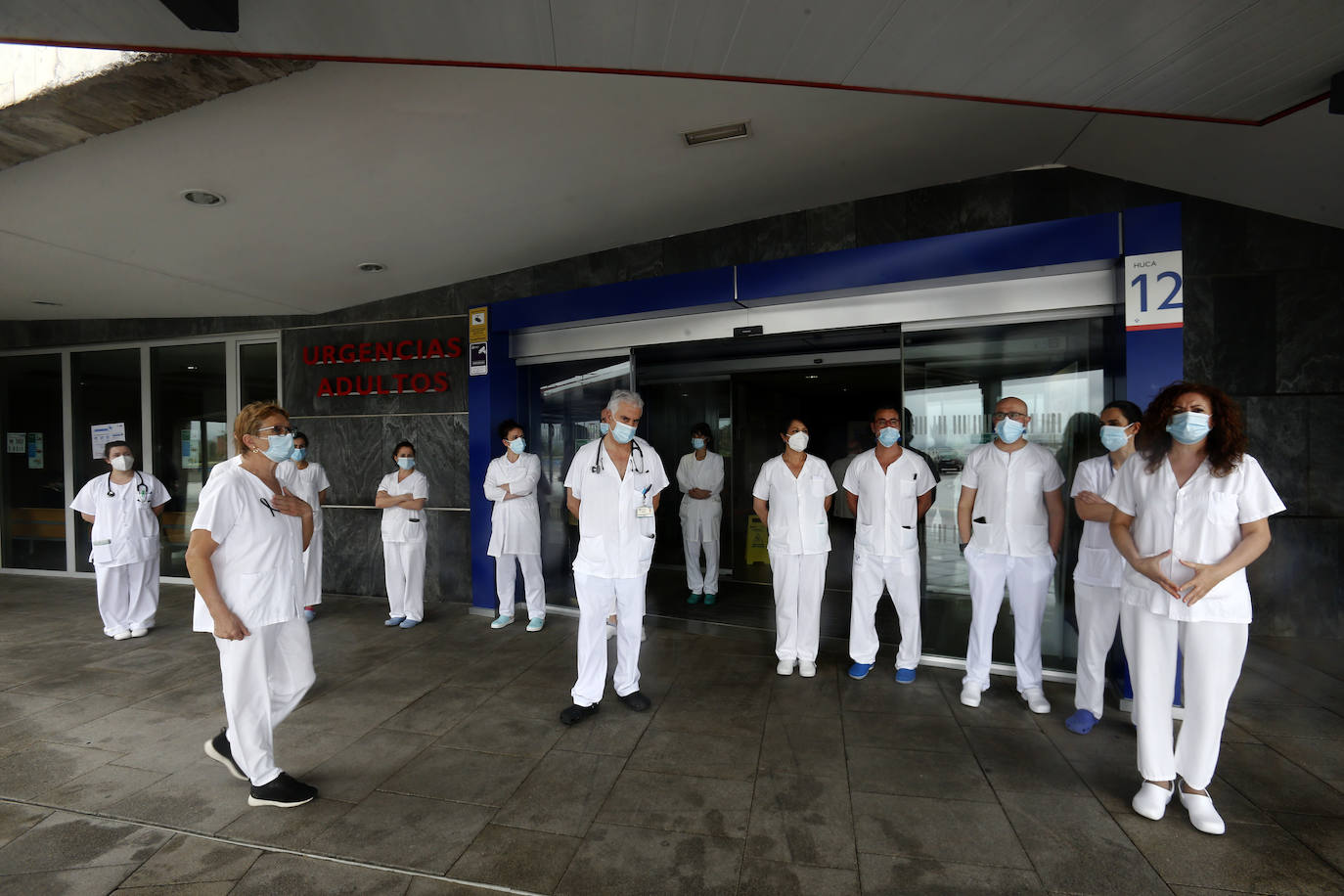 Los profesionales sanitarios del Principado de Asturias han guardado dos minutos de silencio este jueves en memoria de sus compañeros fallecidos a causa de la COVID-19. Ya son más de 49.100 los sanitarios con coronavirus en España y casi cincuenta médicos han muerto a causa de la enfermedad. En la imagen, los trabajadores del HUCA. 