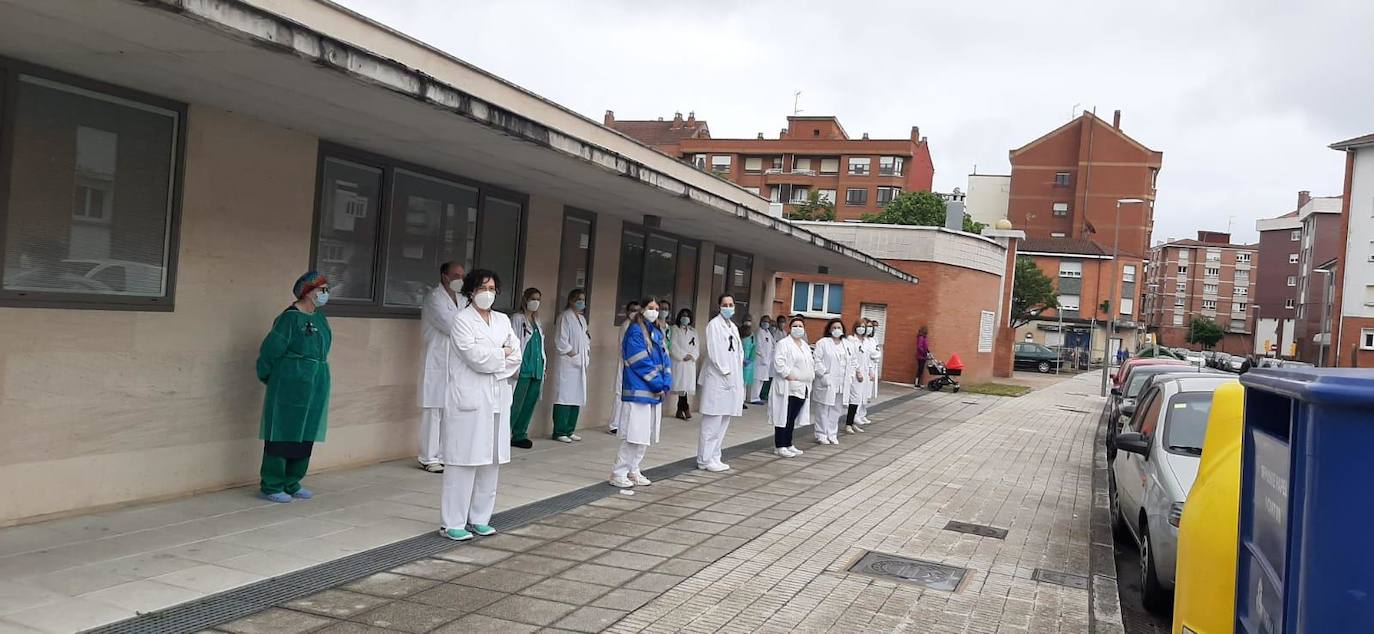 Los profesionales sanitarios del Principado de Asturias han guardado dos minutos de silencio este jueves en memoria de sus compañeros fallecidos a causa de la COVID-19. Ya son más de 49.100 los sanitarios con coronavirus en España y casi cincuenta médicos han muerto a causa de la enfermedad. En la imagen, trabajadores del centro de salud del Natahoyo. 