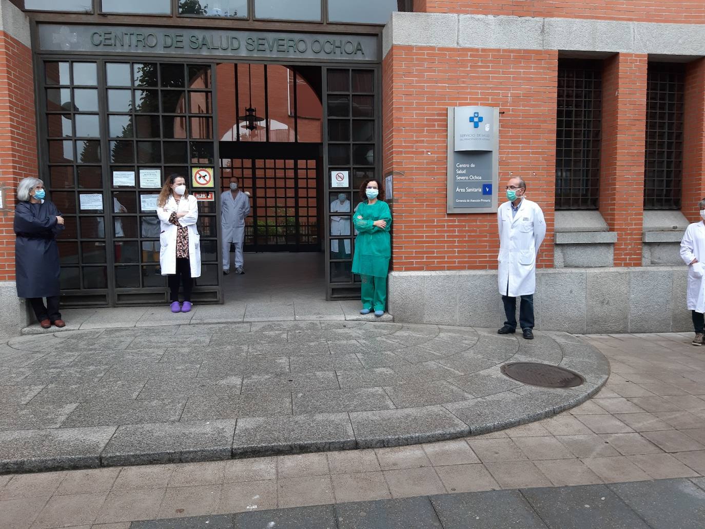Los profesionales sanitarios del Principado de Asturias han guardado dos minutos de silencio este jueves en memoria de sus compañeros fallecidos a causa de la COVID-19. Ya son más de 49.100 los sanitarios con coronavirus en España y casi cincuenta médicos han muerto a causa de la enfermedad. En la foto, trabajadores del centro de salud Severo Ochoa de Gijón.