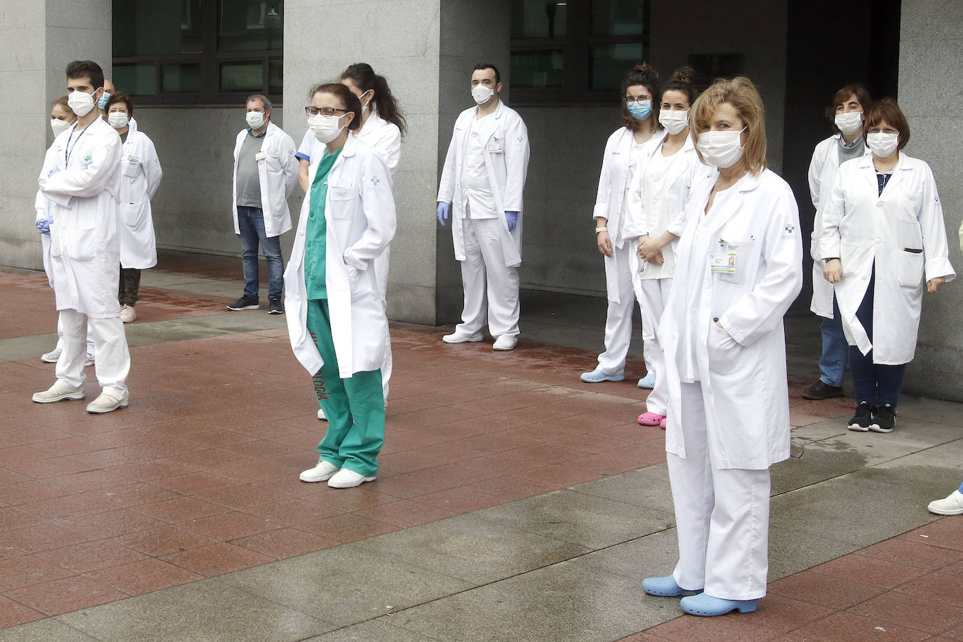 Los profesionales sanitarios del Principado de Asturias han guardado dos minutos de silencio este jueves en memoria de sus compañeros fallecidos a causa de la COVID-19. Ya son más de 49.100 los sanitarios con coronavirus en España y casi cincuenta médicos han muerto a causa de la enfermedad. En la imagen, los sanitarios del centro de salud Zarracina.