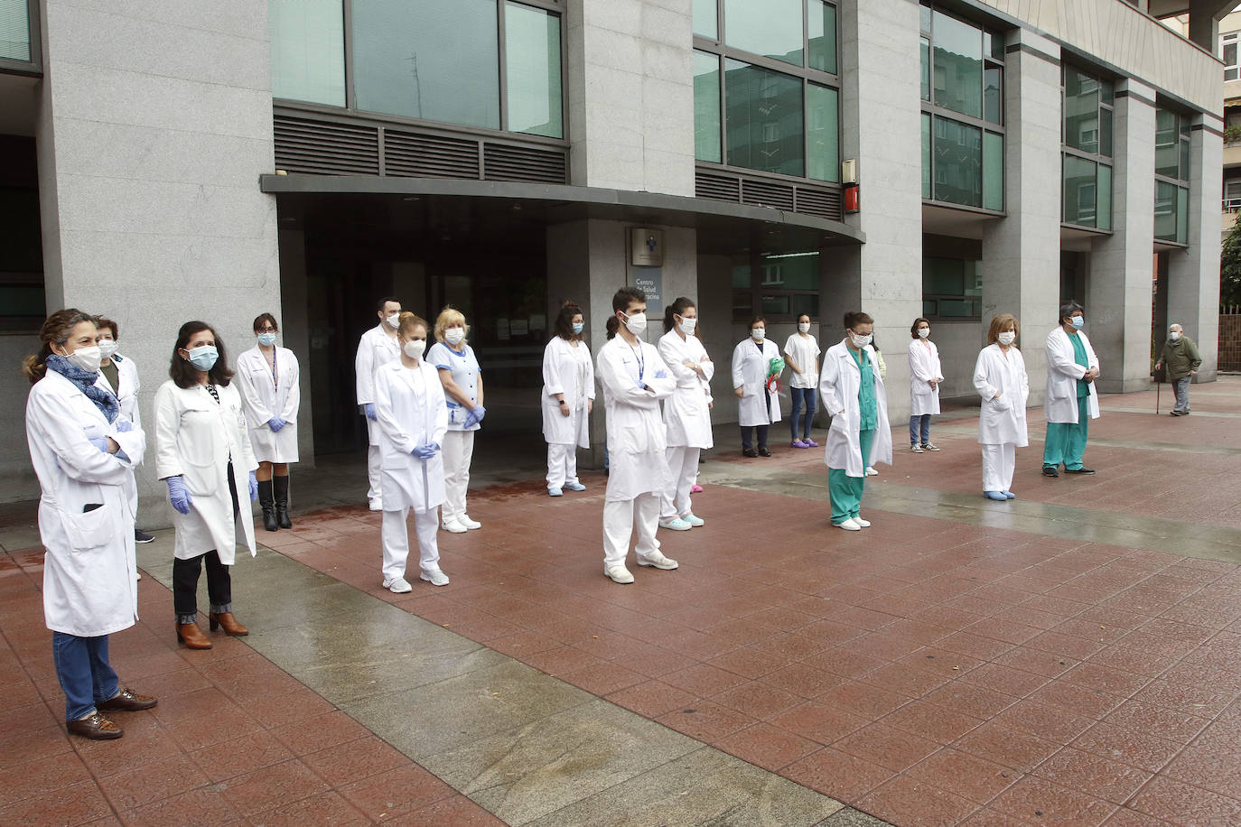Los profesionales sanitarios del Principado de Asturias han guardado dos minutos de silencio este jueves en memoria de sus compañeros fallecidos a causa de la COVID-19. Ya son más de 49.100 los sanitarios con coronavirus en España y casi cincuenta médicos han muerto a causa de la enfermedad. En la imagen, los sanitarios del centro de salud Zarracina.