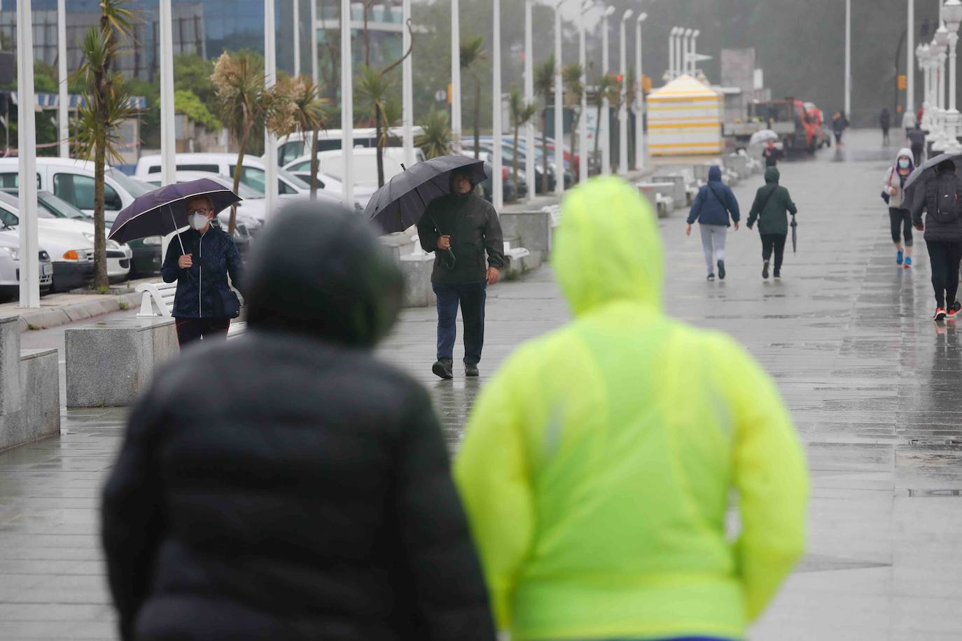 El mal tiempo no ha impedido que los asturianos acudan a los mercados que hoy volvían a la actividad, como el de El Fontán, en Oviedo. La lluvia tampoco ha dejado a deportistas y paseantes en casa.