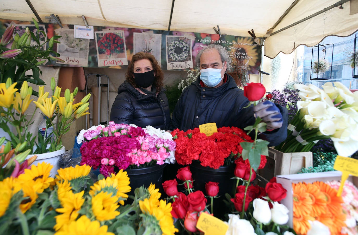 El mal tiempo no ha impedido que los asturianos acudan a los mercados que hoy volvían a la actividad, como el de El Fontán, en Oviedo. La lluvia tampoco ha dejado a deportistas y paseantes en casa.